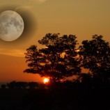Mesiac víta Slnko