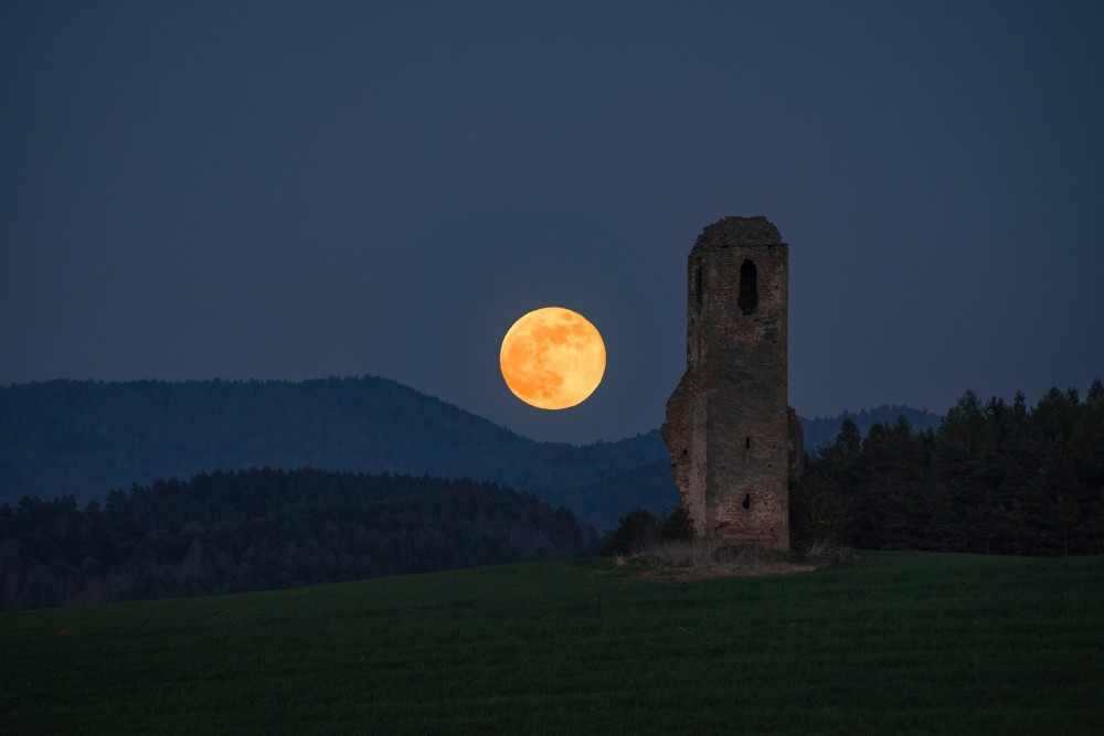 Východ mesiaca nad Milojom