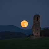 Východ mesiaca nad Milojom