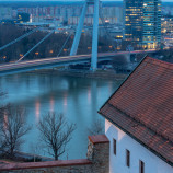 Ufo, pohľad skrz starých múrov Bratislavského hradu.