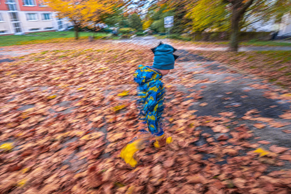 V jesennom lístí ...