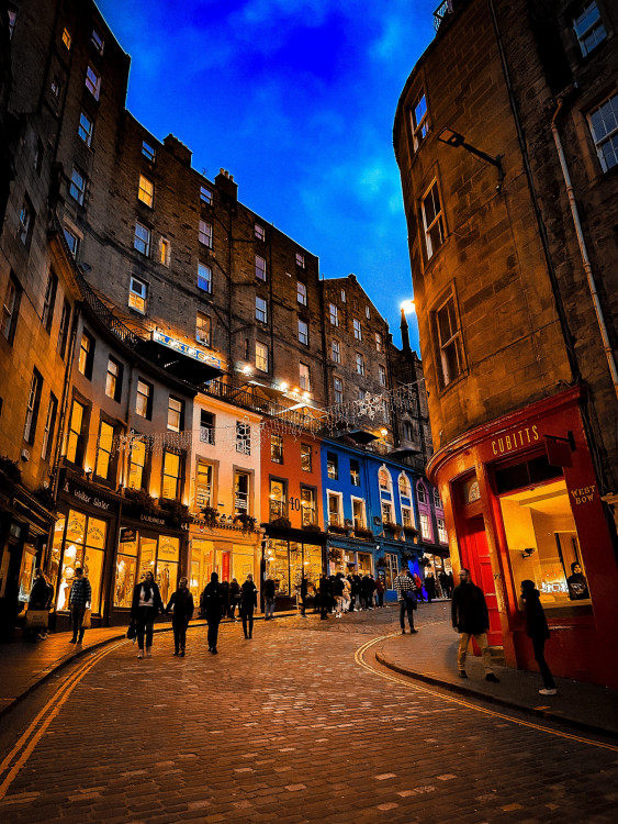 Farebná nočná ulica