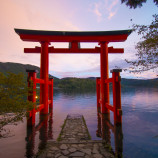 Brána Torii v Hakone, Japonsko