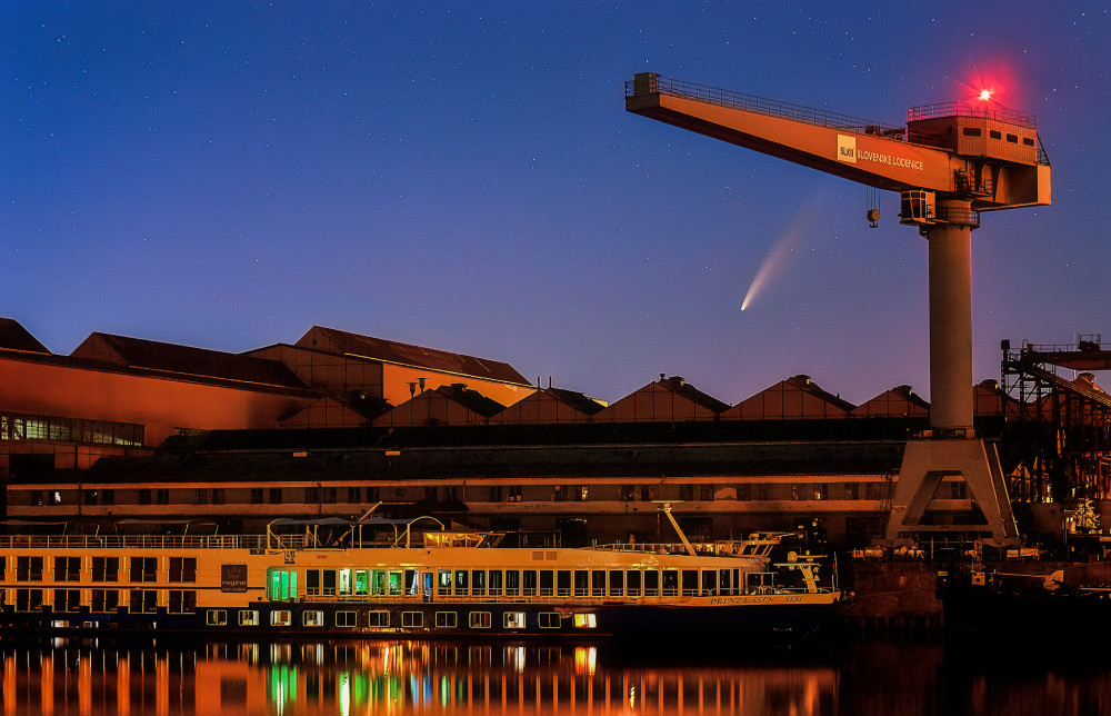 Kométa Neowise nad lodenicami