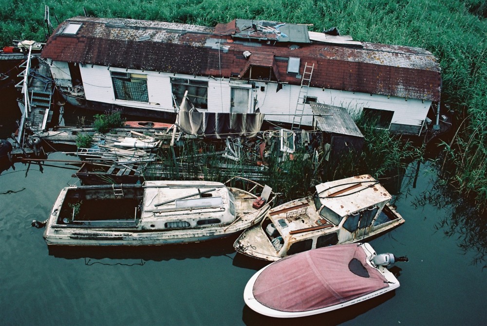 houseboat