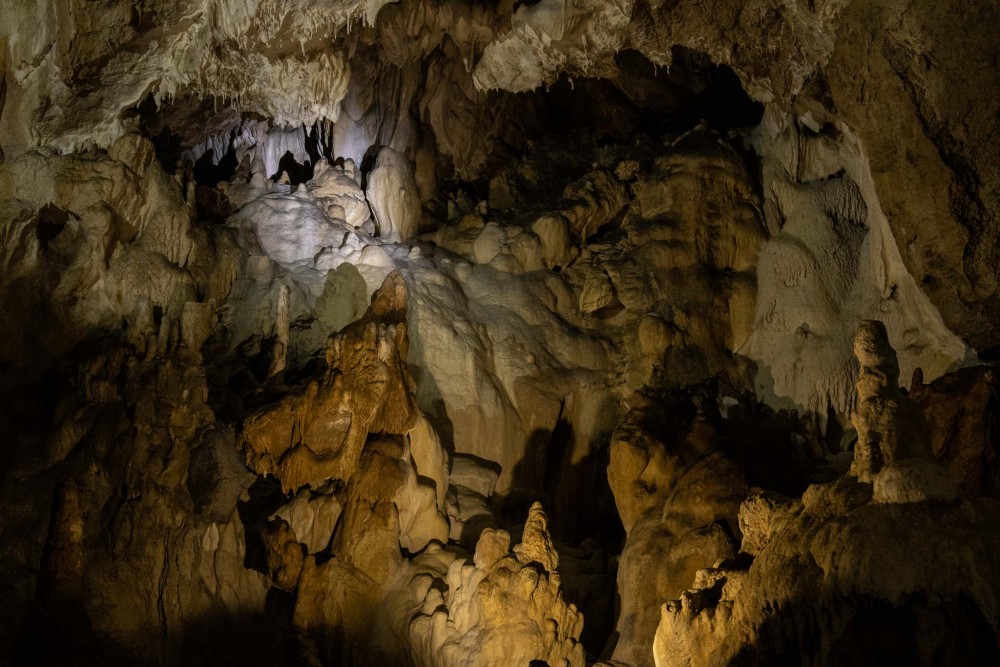 Harmanecká jaskyňa vo svetle bateriek