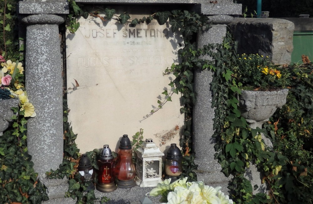 Hrob bratrancov B. Smetanu v Jarovciach.