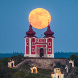 Spln mesiaca v objatí Kalvárie