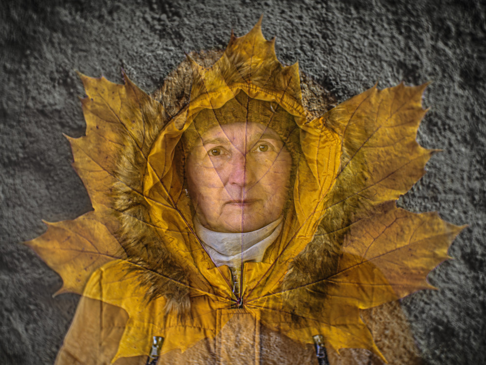 Jesenný portrét v javorovom liste.
