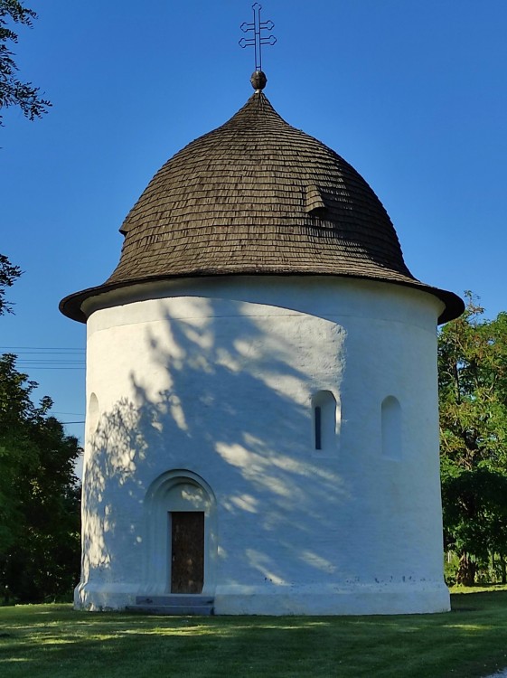 Bíňa - rotunda. Patrocínium: Dvanástich apoštolov