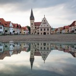 Námestie s bazilikou sv. Egídia v Bardejove a ich odraz