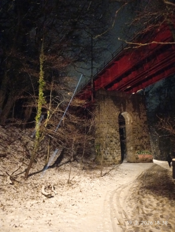 Zimná noc na pod mostom